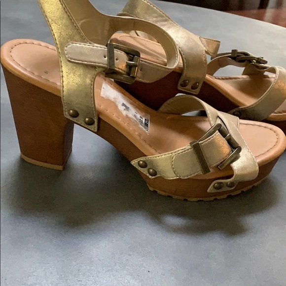 Gold shoes - Picture 2 of 5